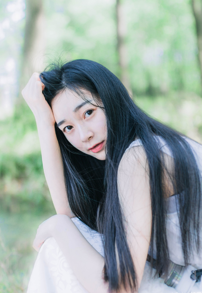一股难言的压力压在吕蒙身上，那无数双汇聚过来的目光，在这一刻，仿佛一座大山一般压下来，这一刻，吕蒙能够深刻的体会到周瑜在这座大营之中的影响力。